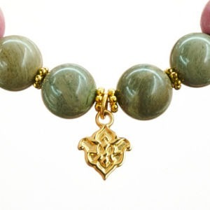 Mala Armband auf Elastikband mit Perlen aus vergoldetem 925 Sterlingsilber, Holz (blush) und Silber Jaspis