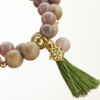 Double Mala Armband auf Elastikband mit Perlen aus vergoldetem 925 Sterlingsilber, Cherry Jaspis, Holz (beige) und Quaste