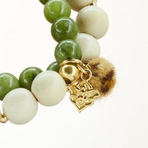 Mala Armband zweifach auf Elastikband mit Perlen aus vergoldetem 925 Sterlingsilber, Taiwan Jade, Holz (cremeweiß) und Pompom in Leo-Optik