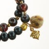 Mala Armband zweifach auf Elastikband mit Perlen aus vergoldetem 925 Sterlingsilber, 8mm Band Achat, 8mm Holz (schwarz) und Pompom in Leo-Optik