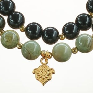 Mala Armband zweifach auf Elastikband mit Perlen aus vergoldetem 925 Sterlingsilber, Onyx, Gold Obsidian und Silber Jaspis